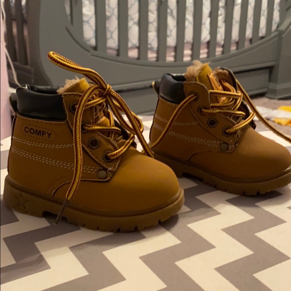 Boy boots